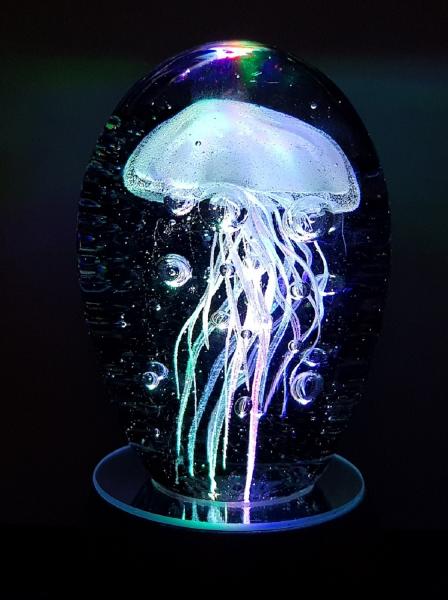 Glasobjekt Qualle weiss mit LED Licht